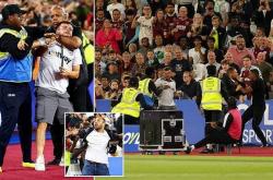 邮报：西汉姆球迷惨败切尔西时冲场宣泄(xiè)不满，许多球迷提前离场