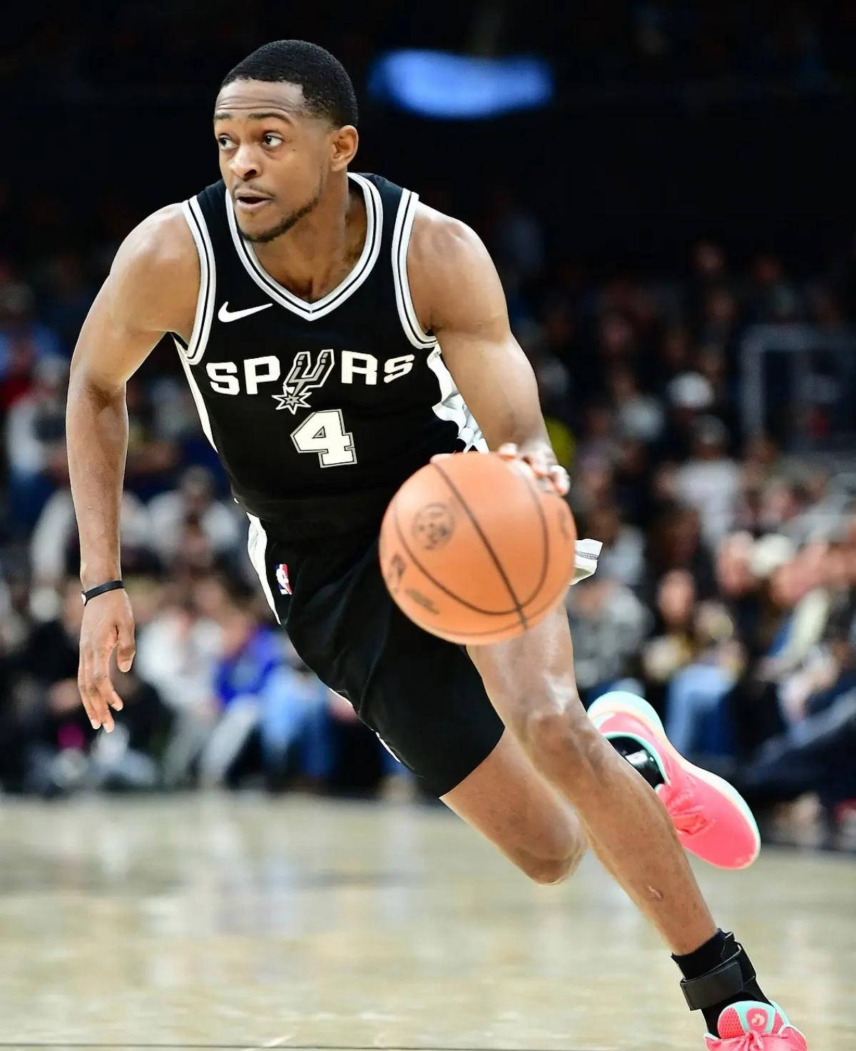 圣安东尼奥马刺续约达龙福克斯,薪水或有变动