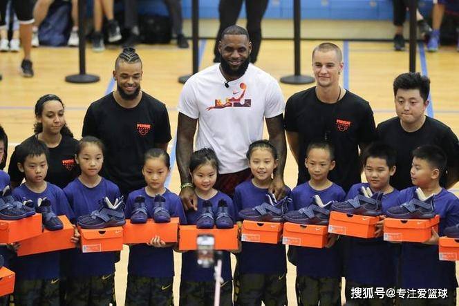 詹姆斯解雇保镖！向中国粉丝道歉，并且解释辱骂球迷的原因