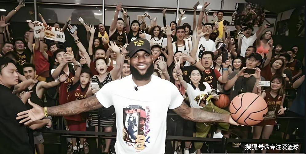 詹姆斯解雇保镖！向中国粉丝道歉，并且解释辱骂球迷的原因