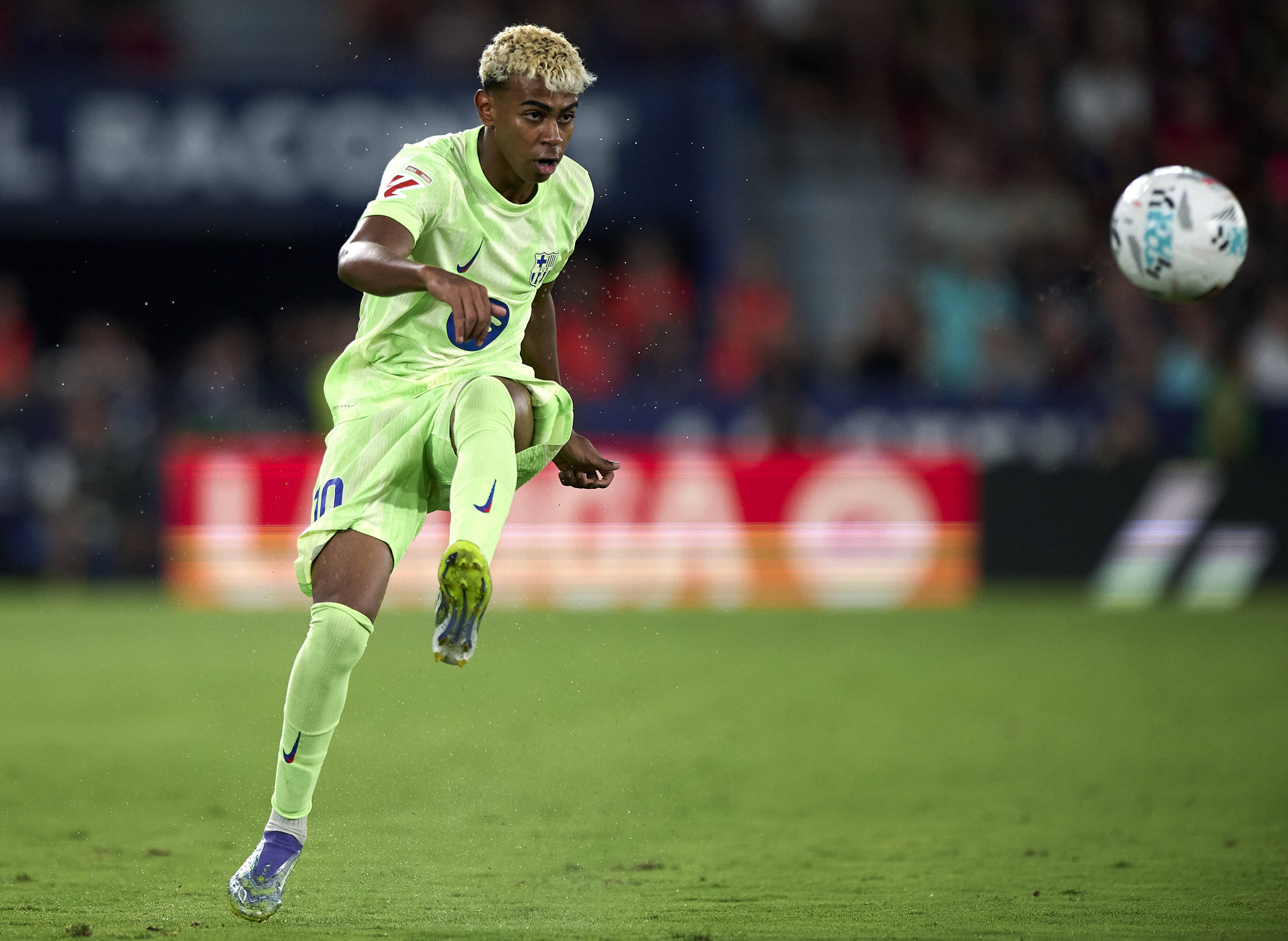 (体育)足球——西甲:巴塞罗那胜莱万特