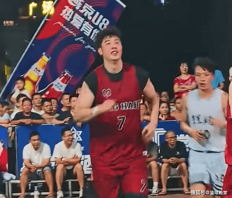 张明池彻底释放了！离开广东成大肥池，野球场嘻哈打快乐篮球！