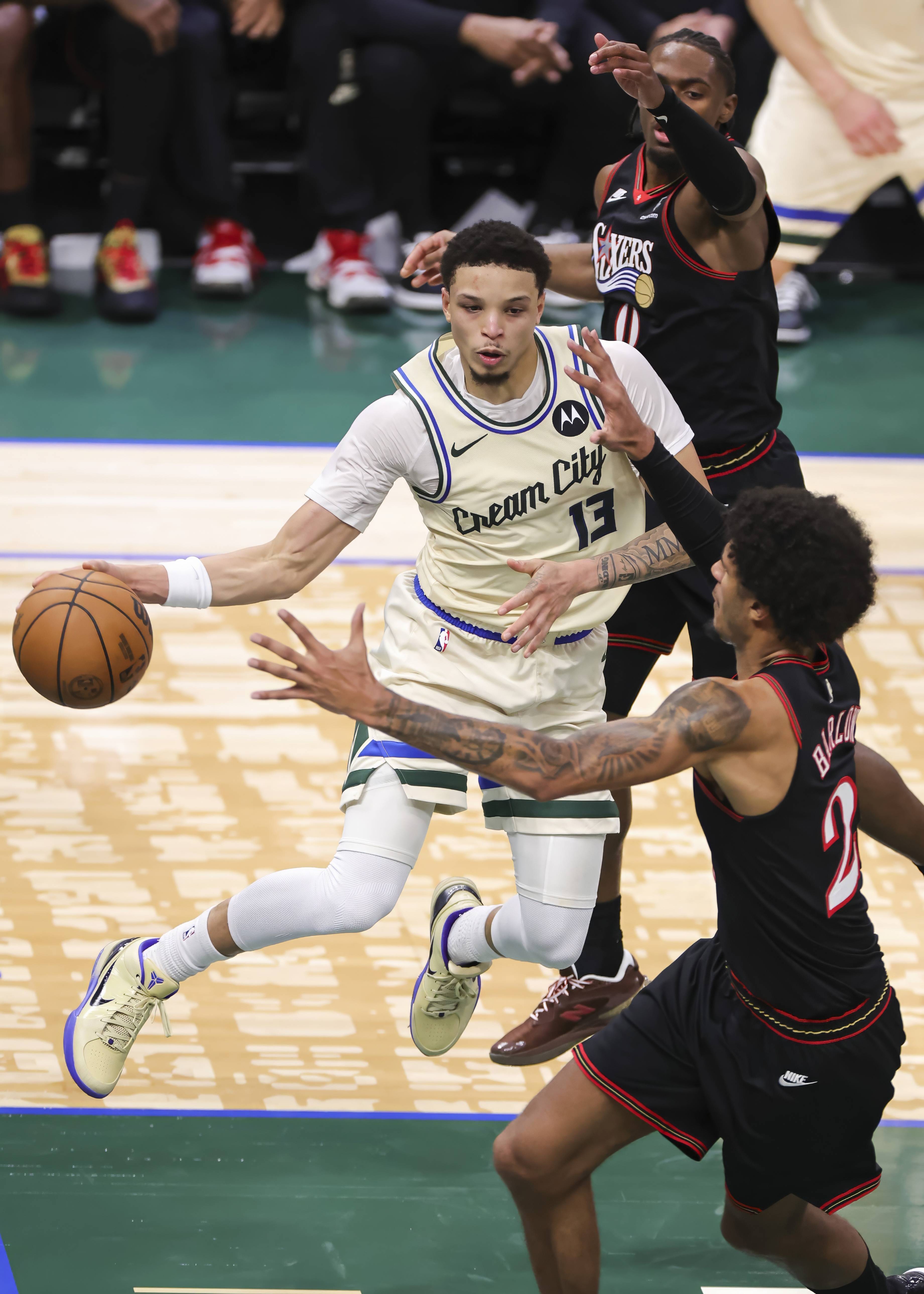 (体育)篮球——NBA常规赛:76人胜雄鹿