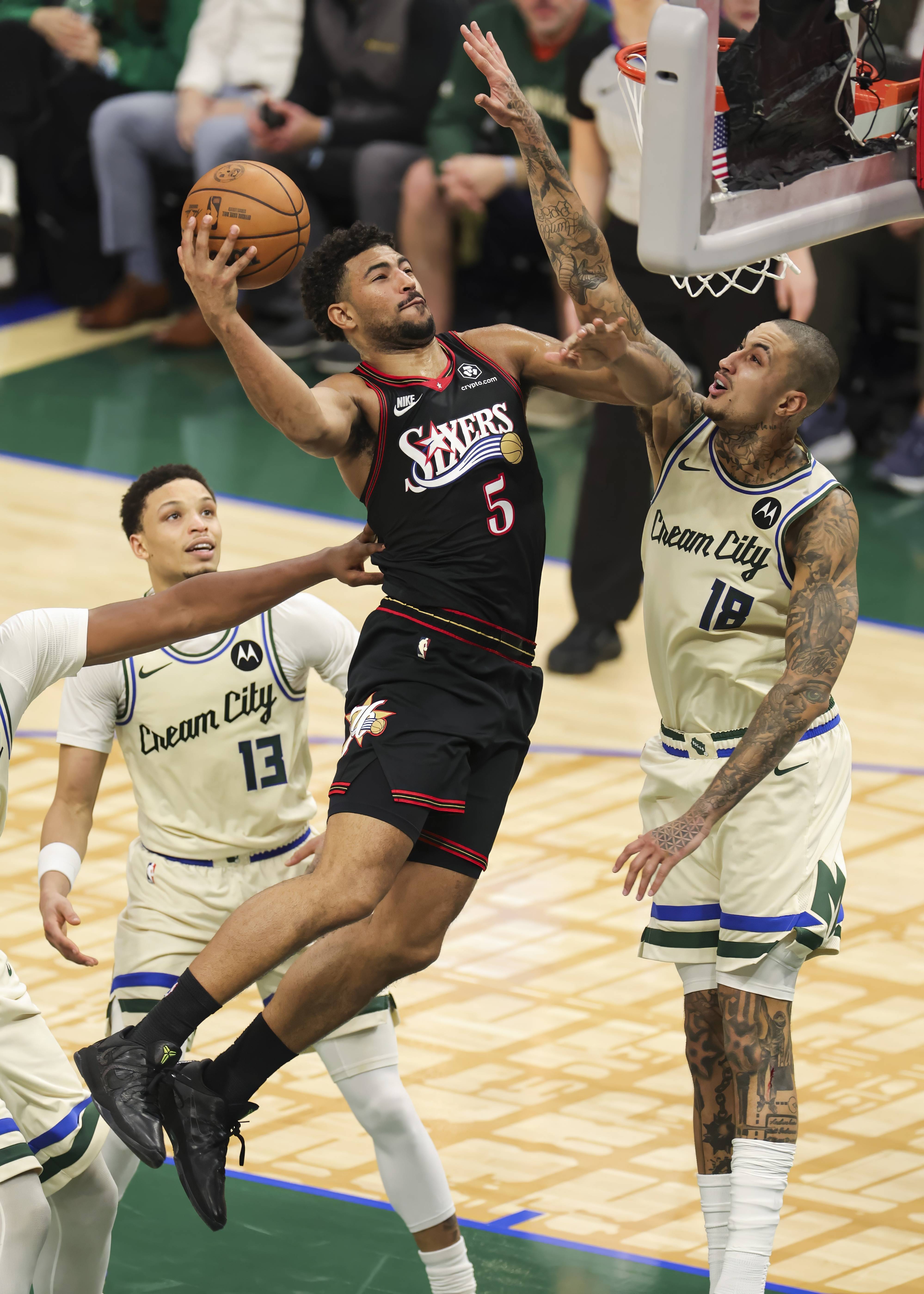 (体育)篮球——NBA常规赛:76人胜雄鹿