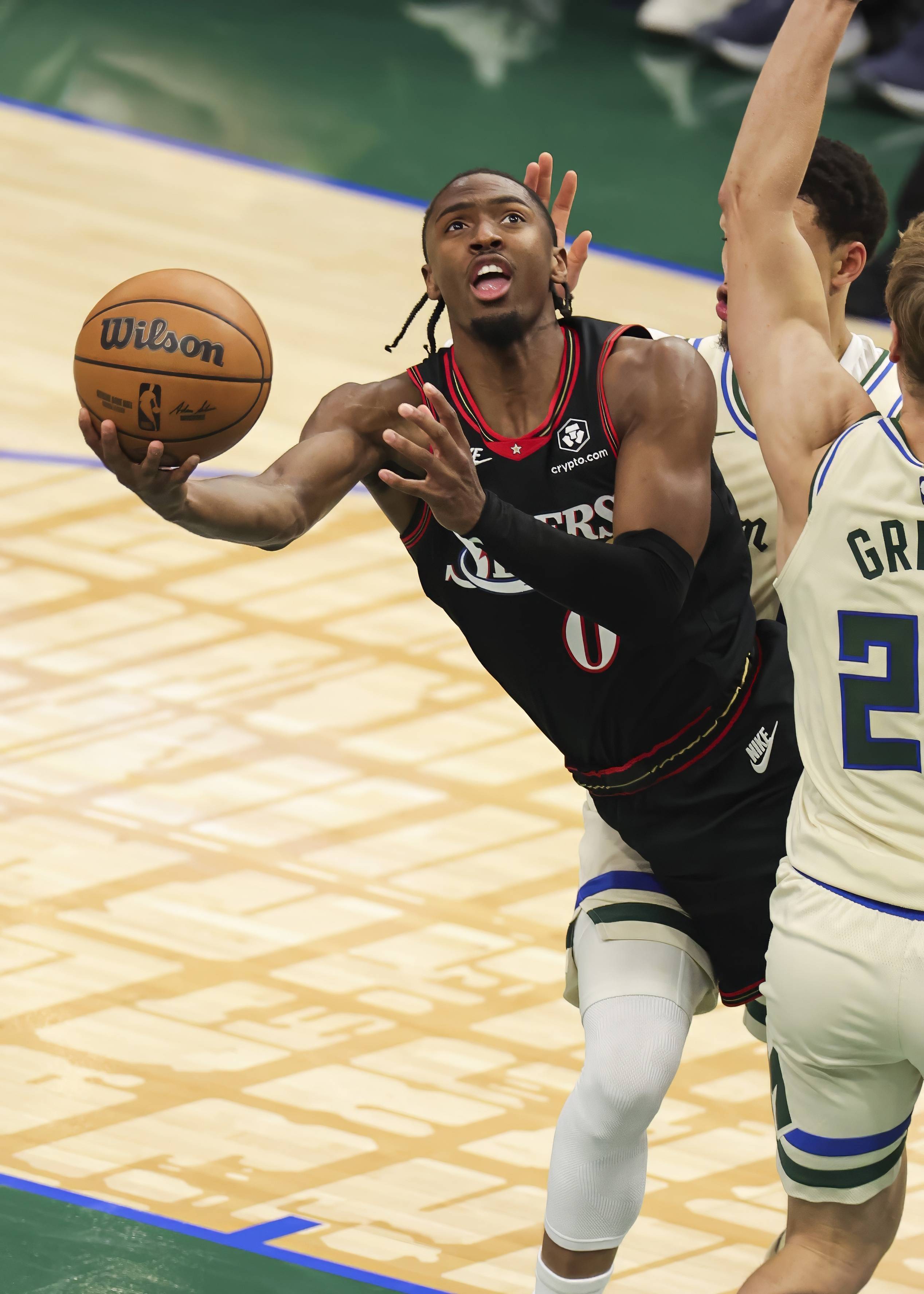 (体育)篮球——NBA常规赛:76人胜雄鹿