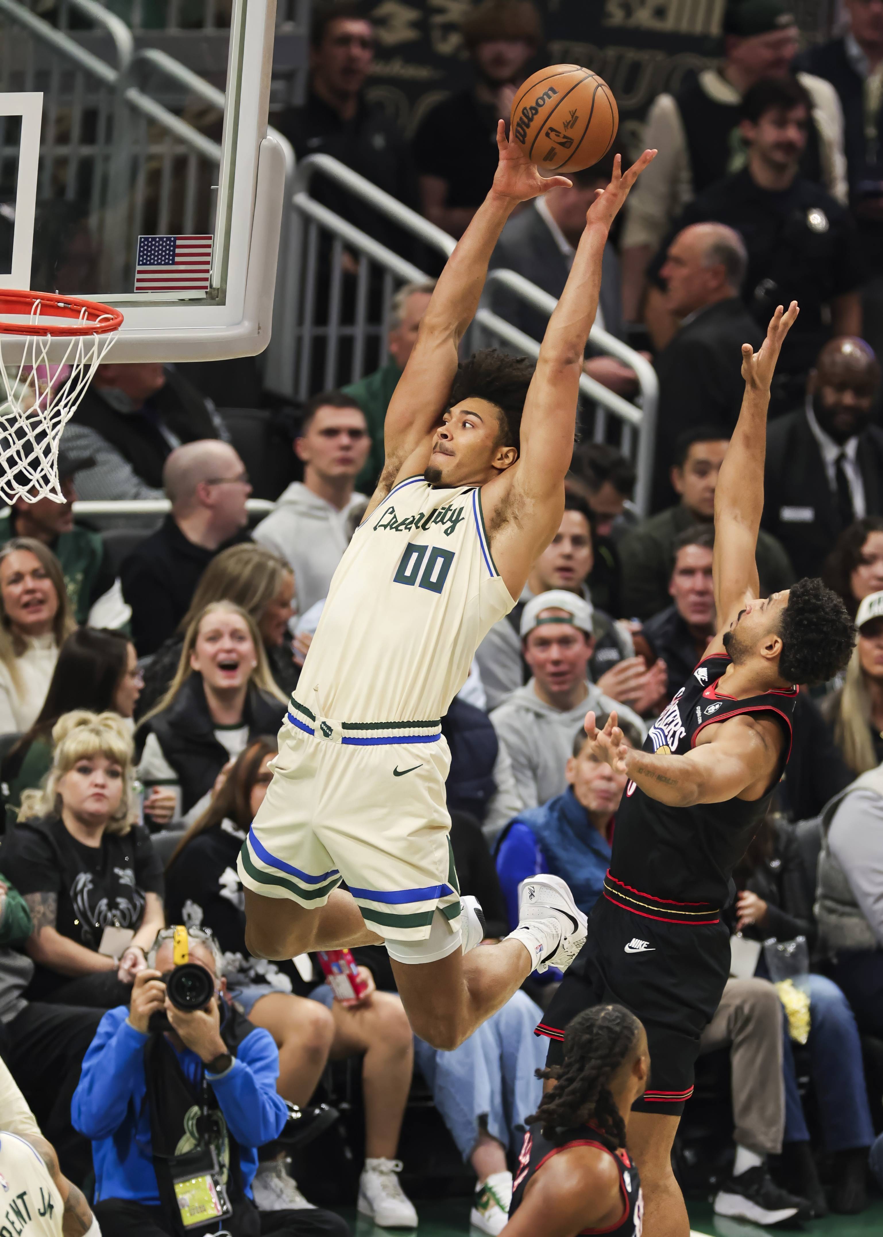 (体育)篮球——NBA常规赛:76人胜雄鹿