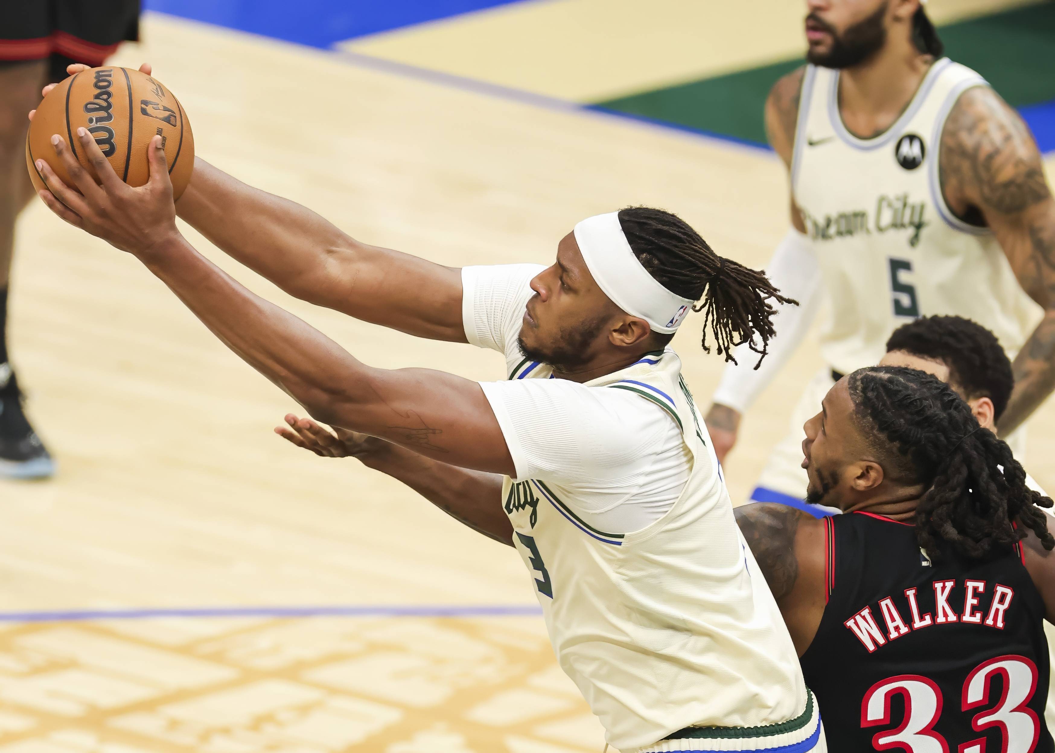 (体育)篮球——NBA常规赛:76人胜雄鹿