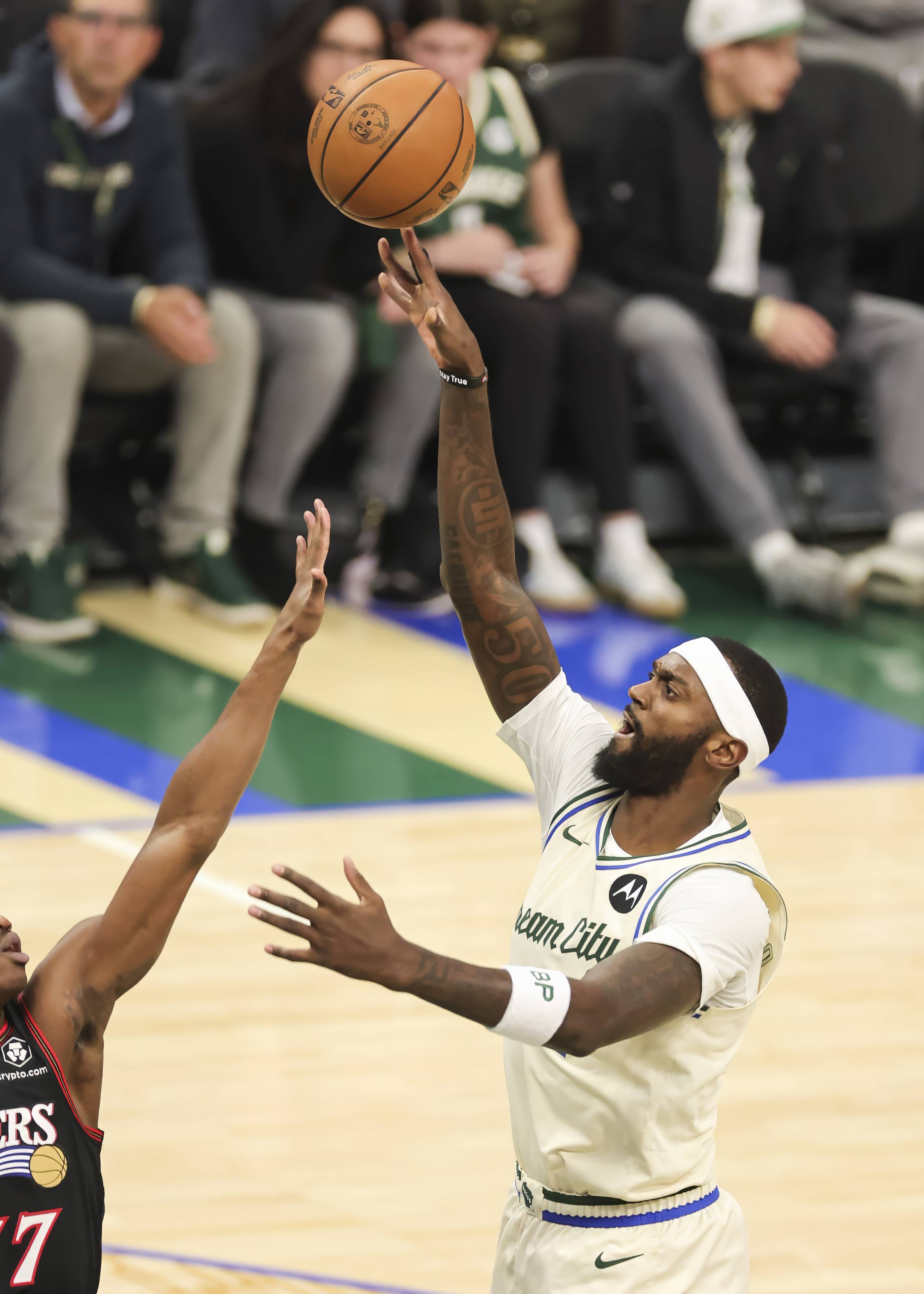 (体育)篮球——NBA常规赛:76人胜雄鹿