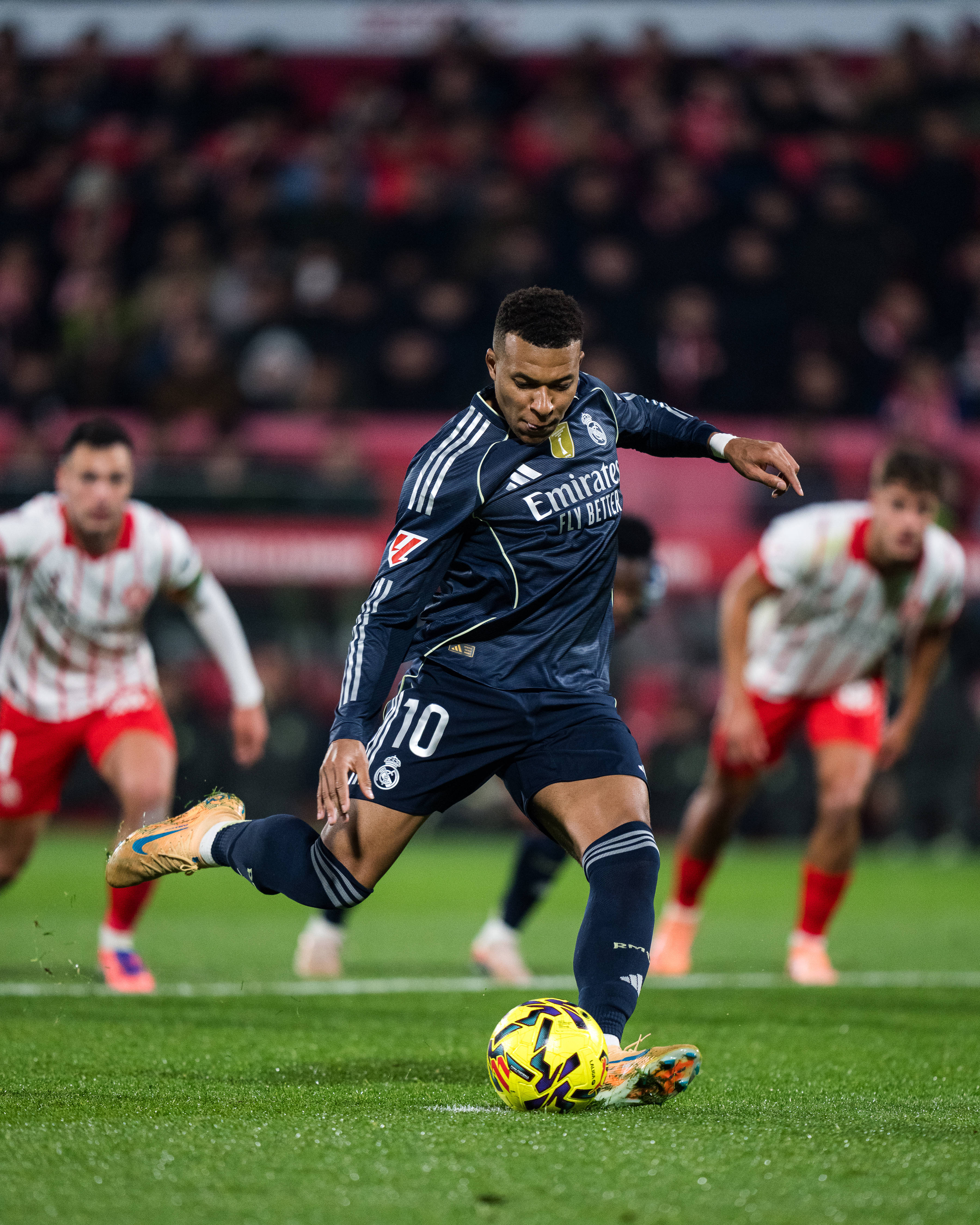 (体育)足球——西甲:赫罗纳平皇马