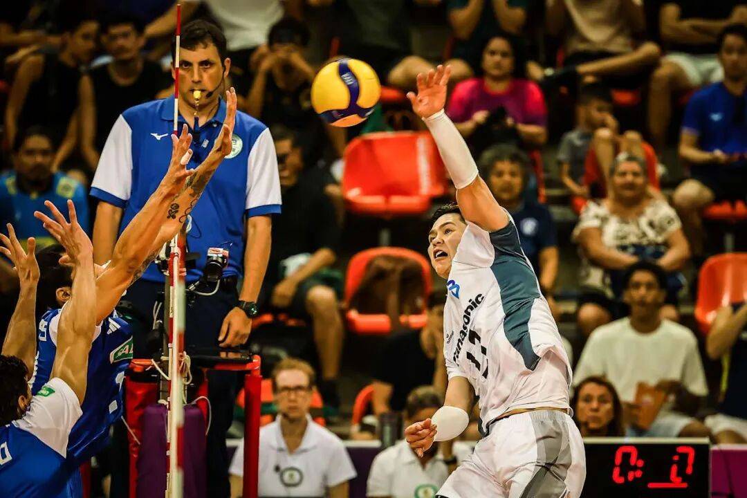 3-0!中国男排2米10巨人 世俱杯豪取开门红 西田有志11分