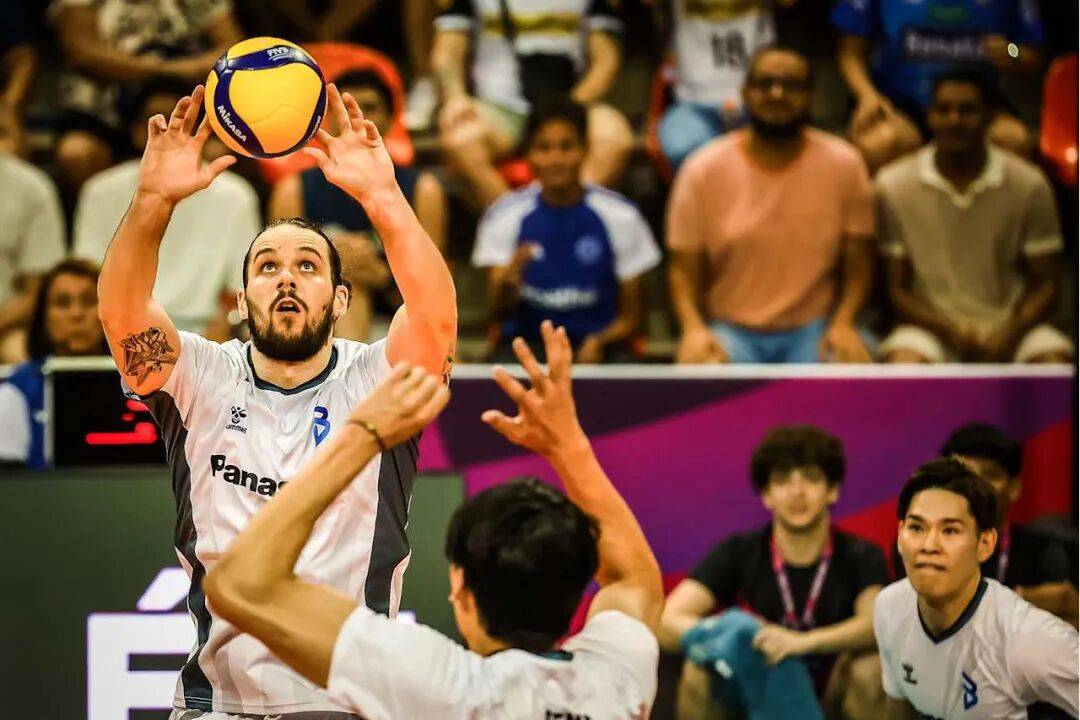 3-0!中国男排2米10巨人 世俱杯豪取开门红 西田有志11分