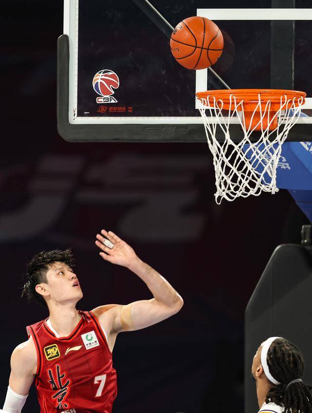 完成续约 重回CBA赛场 曾凡博继续为北京男篮征战