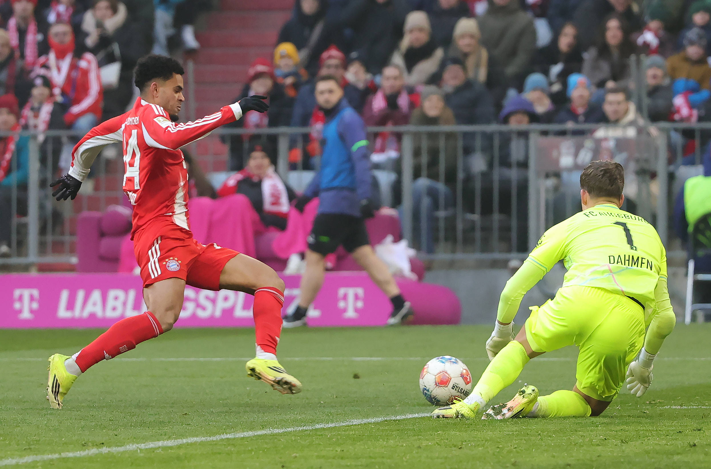 (体育)足球——德甲:拜仁慕尼黑不敌奥格斯堡