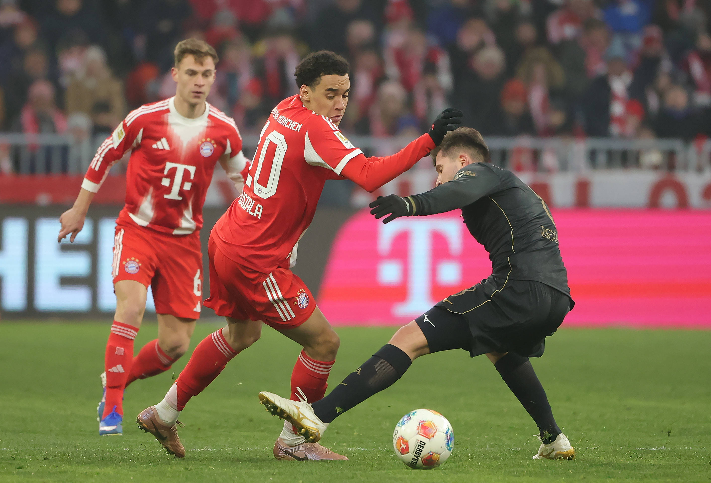 (体育)足球——德甲:拜仁慕尼黑不敌奥格斯堡