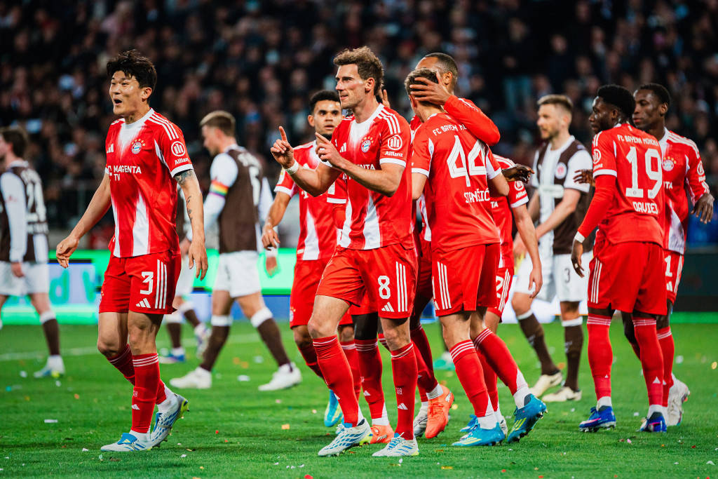 体坛联播｜巴萨大胜西班牙人9分领跑，利物浦止住三连败