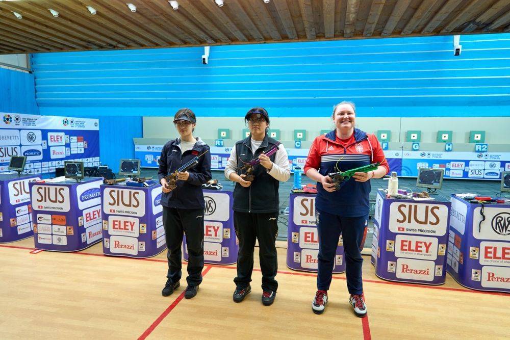 体坛联播｜巴萨大胜西班牙人9分领跑，利物浦止住三连败