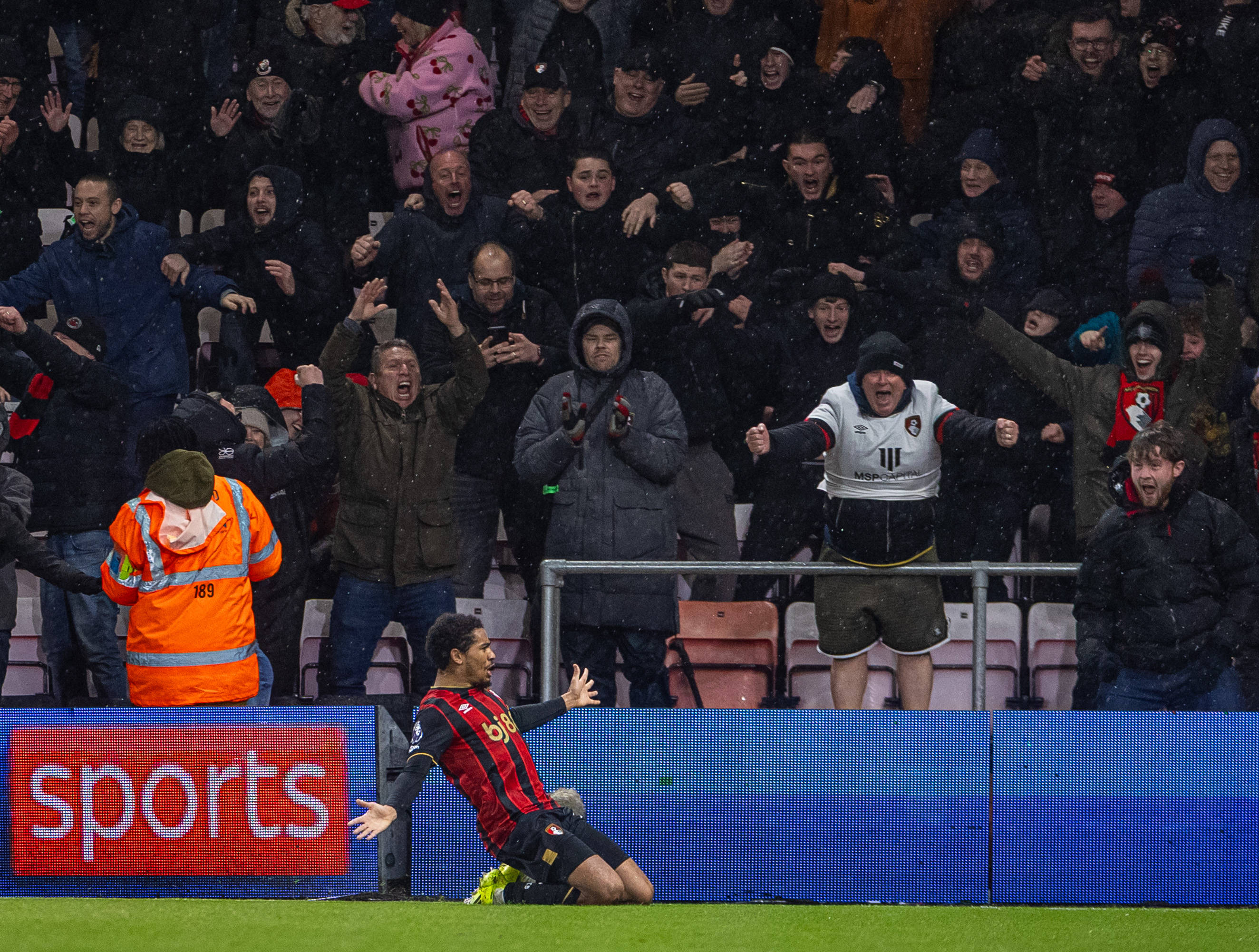 （体育）足球——英超：利物浦不敌伯恩茅斯