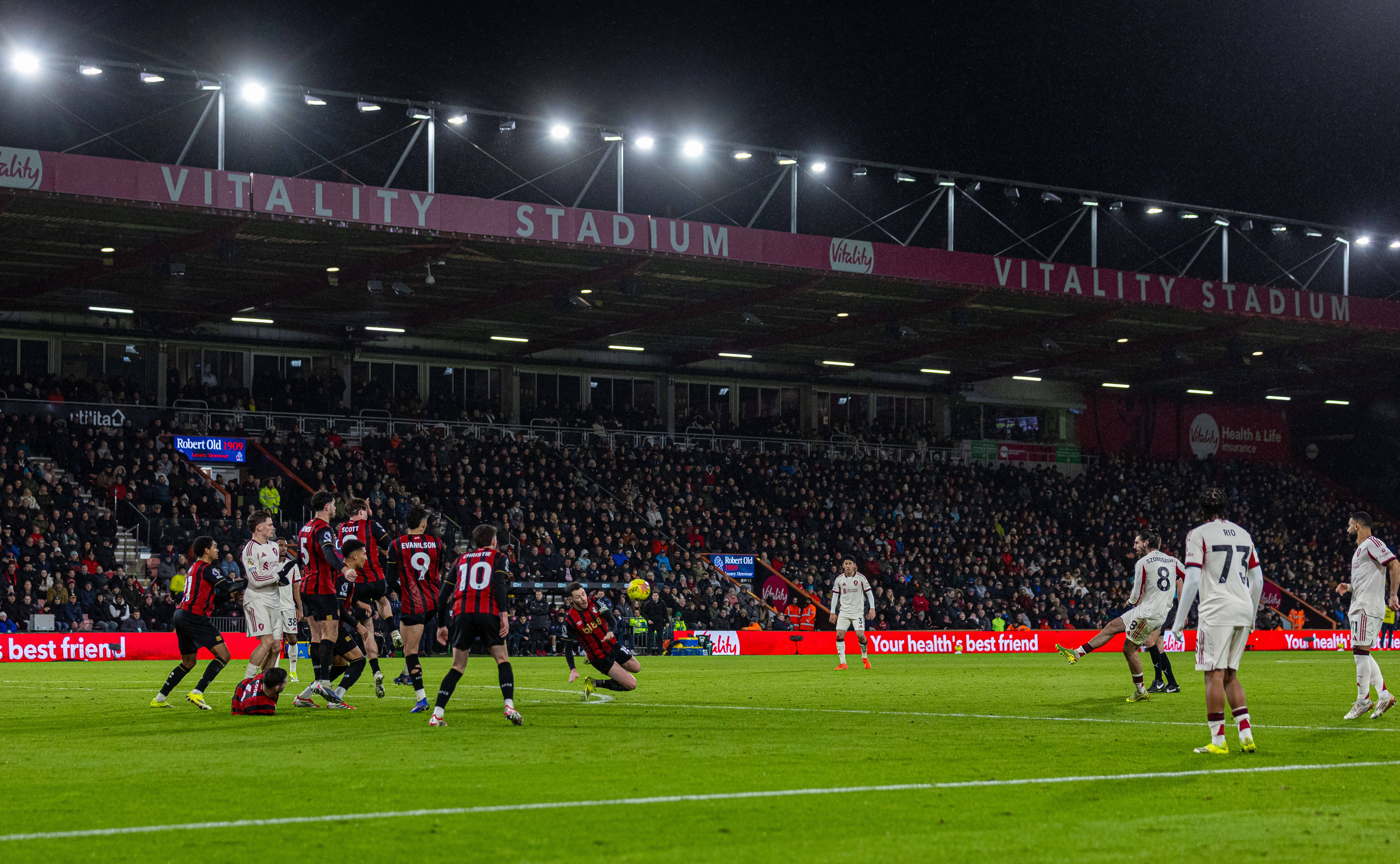 （体育）足球——英超：利物浦不敌伯恩茅斯