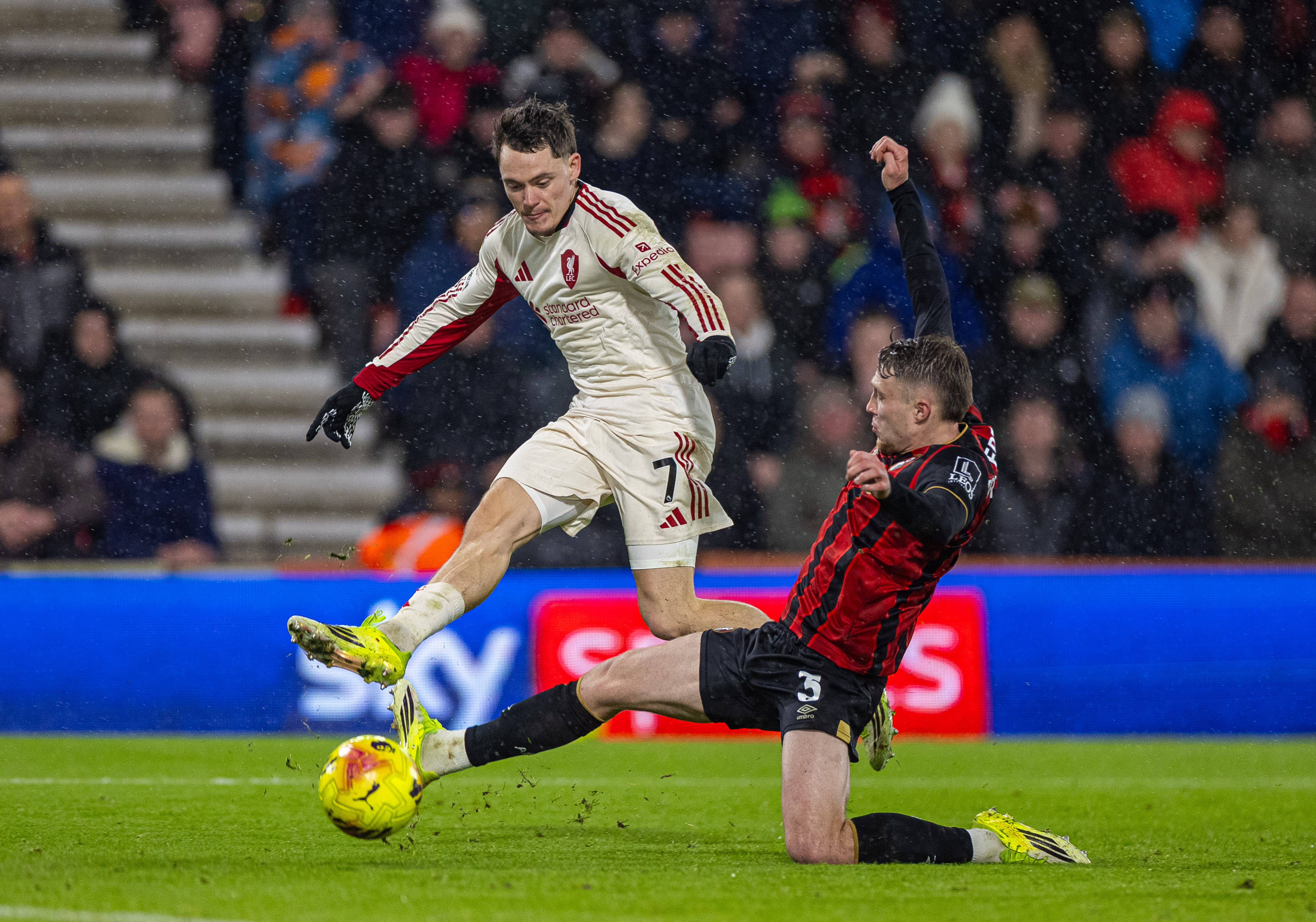 （体育）足球——英超：利物浦不敌伯恩茅斯